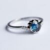 ronda verde azulado zafiro anillo oro blanco