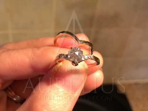comprador que compró un conjunto moderno de anillos de diamantes de sal y pimienta con un anillo en forma de v