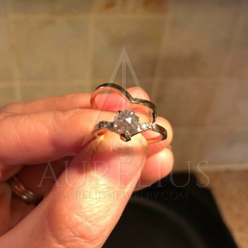 comprador que compró un conjunto moderno de anillos de diamantes de sal y pimienta con un anillo en forma de v