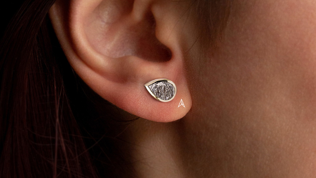 pear shaped rutile quarz in bezel setting in earrings