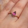růžový drak turmalín prsten na prstu