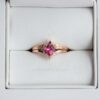 růžový drak turmalín zásnubní prsten v krabice