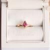 růžový turmalín prsten v šperky krabice