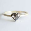 sal y pimienta anillo con forma de escudo de diamantes de compromiso