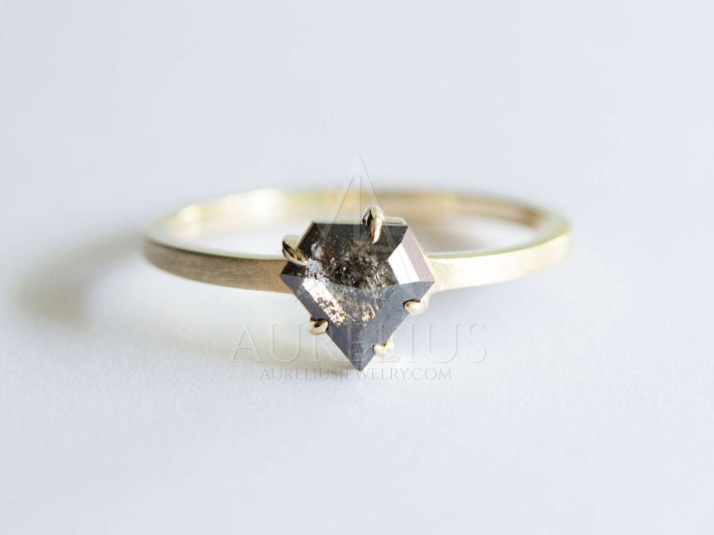 sal y pimienta anillo con forma de escudo de diamantes de compromiso