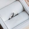 sencillo oro blanco de boda banda en anillo caja