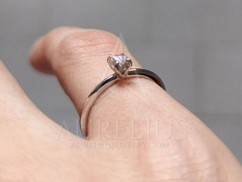 surový diamantový zásnubní prsten na prst