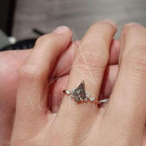 tmavá sůl a pepř diamantový prsten na ruce zákaznická fotografie