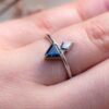 triángulo azul zafiro anillo en el dedo