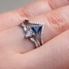triplicar banda anillo de boda conjunto en el dedo