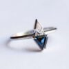 trojúhelník modrý safír zásnubní prsten