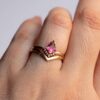 turmalina anillo de boda conjunto en el dedo