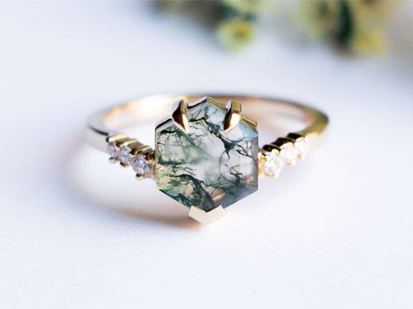 krásný příklad zásnubního prstenu z mechového achátu se zelenou silou
