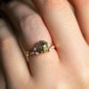 único hexágono anillo de diamantes de boda conjunto en el dedo