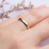 unisex svatební prsten na prstu