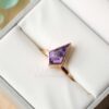 Violeta amatista anillo con forma de cometa en caja del anillo