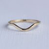 zakřivený zlato svatební prsten
