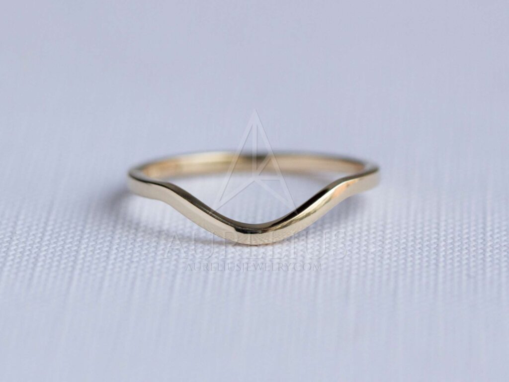 zakřivený zlato svatební prsten