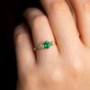 zelená smaragd prsten na prstu
