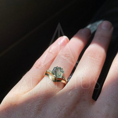Emily koupila zásnubní prsten z mechového achátu